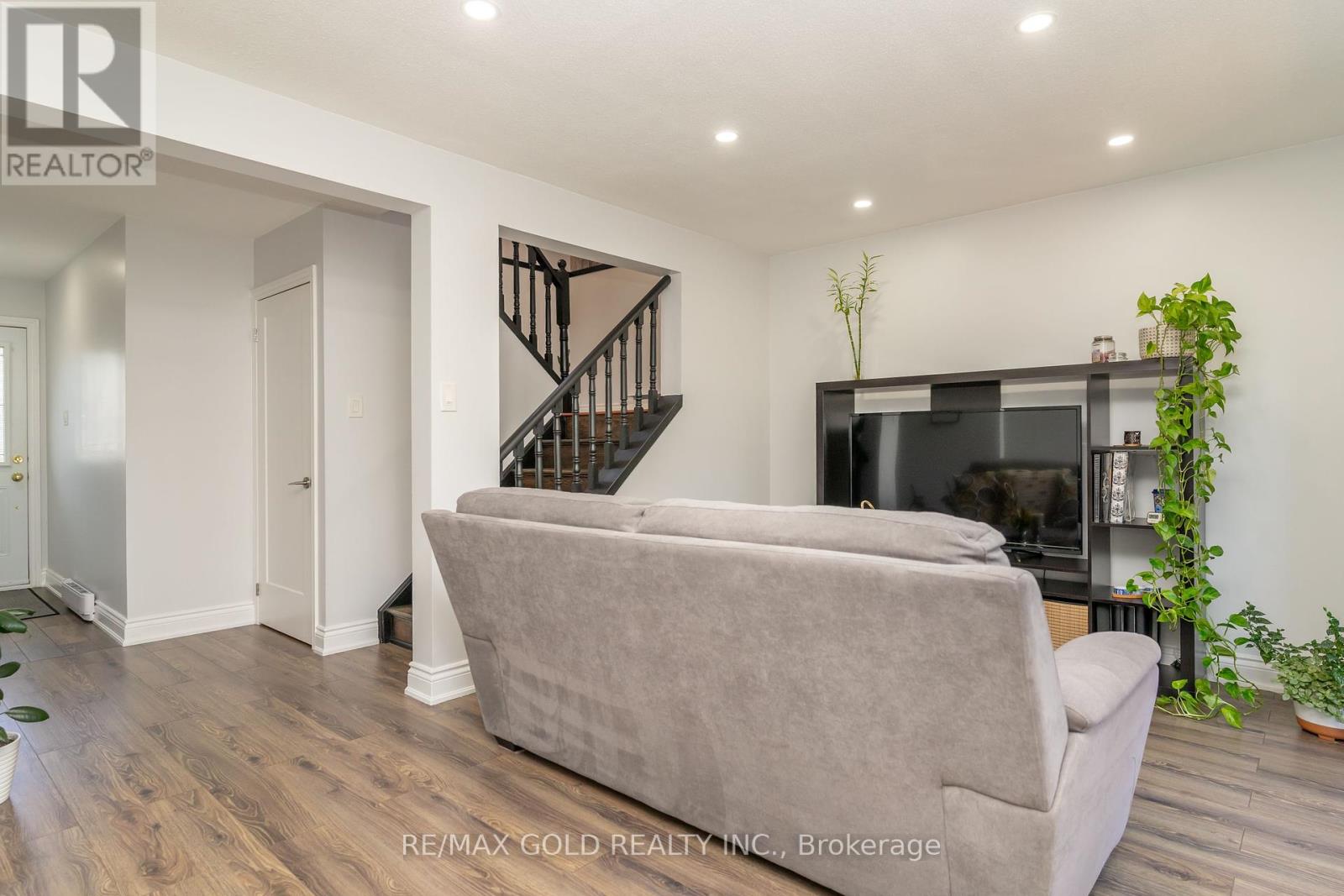 18 Juliette Square, Brampton, Ontario  L6S 2M6 - Photo 11 - W12416971