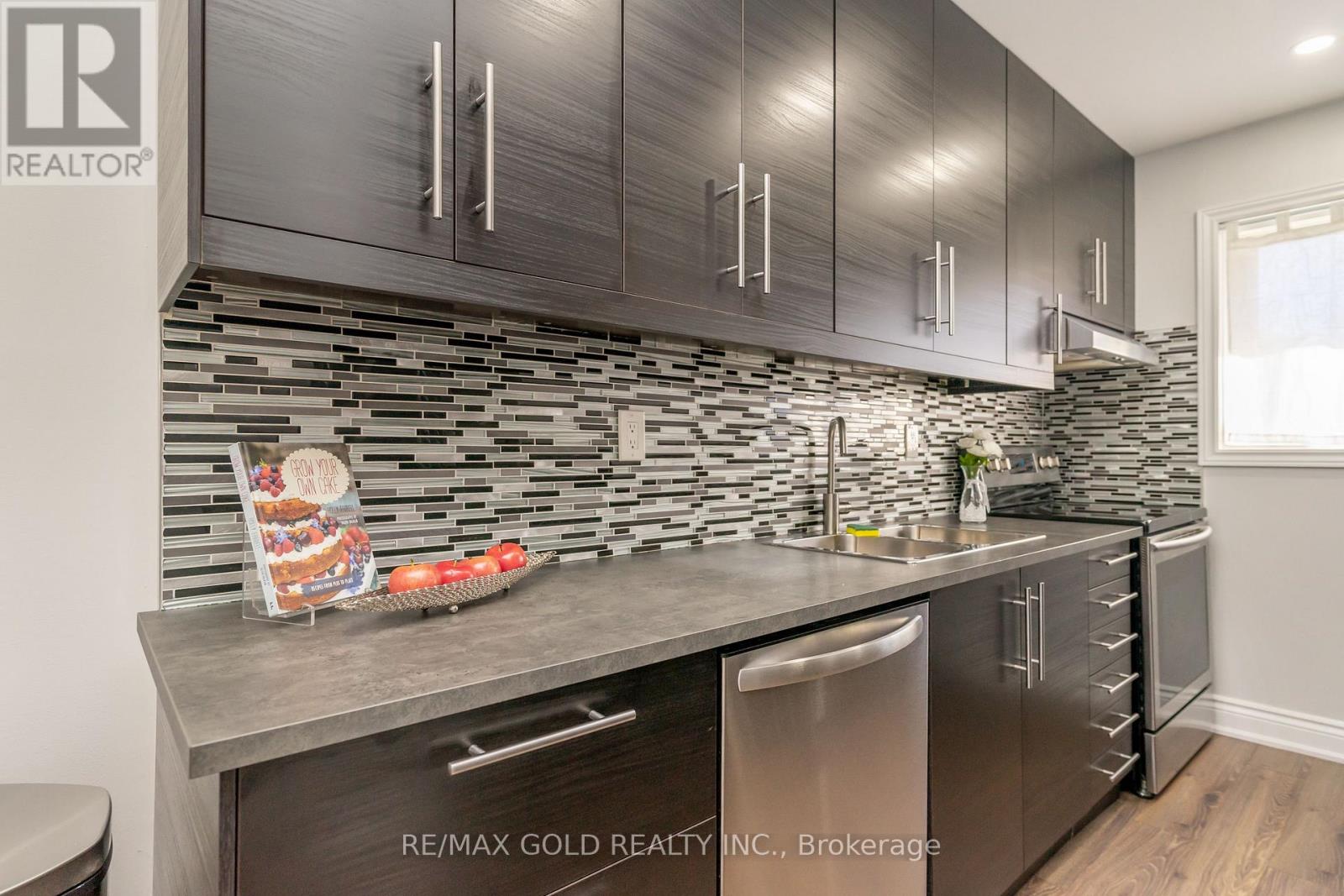 18 Juliette Square, Brampton, Ontario  L6S 2M6 - Photo 17 - W12416971