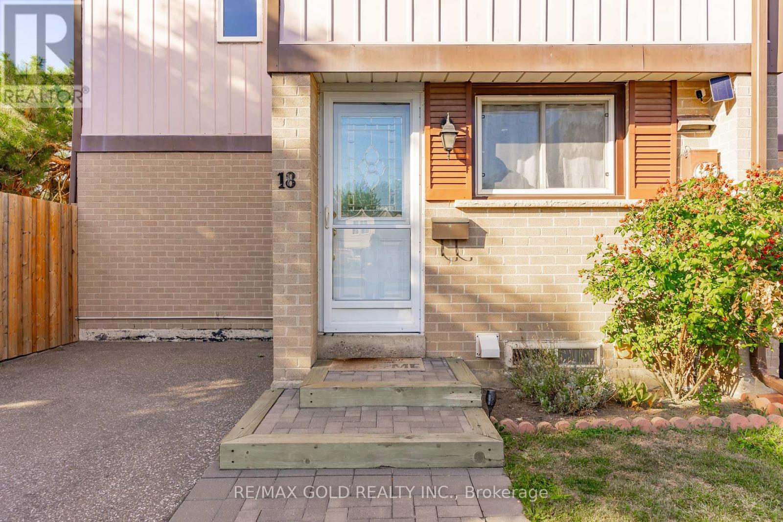 18 Juliette Square, Brampton, Ontario  L6S 2M6 - Photo 7 - W12416971
