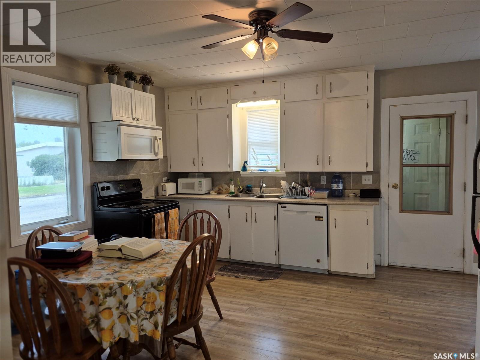 137 2nd Street W, Ponteix, Saskatchewan  S0N 1Z0 - Photo 4 - SK018931