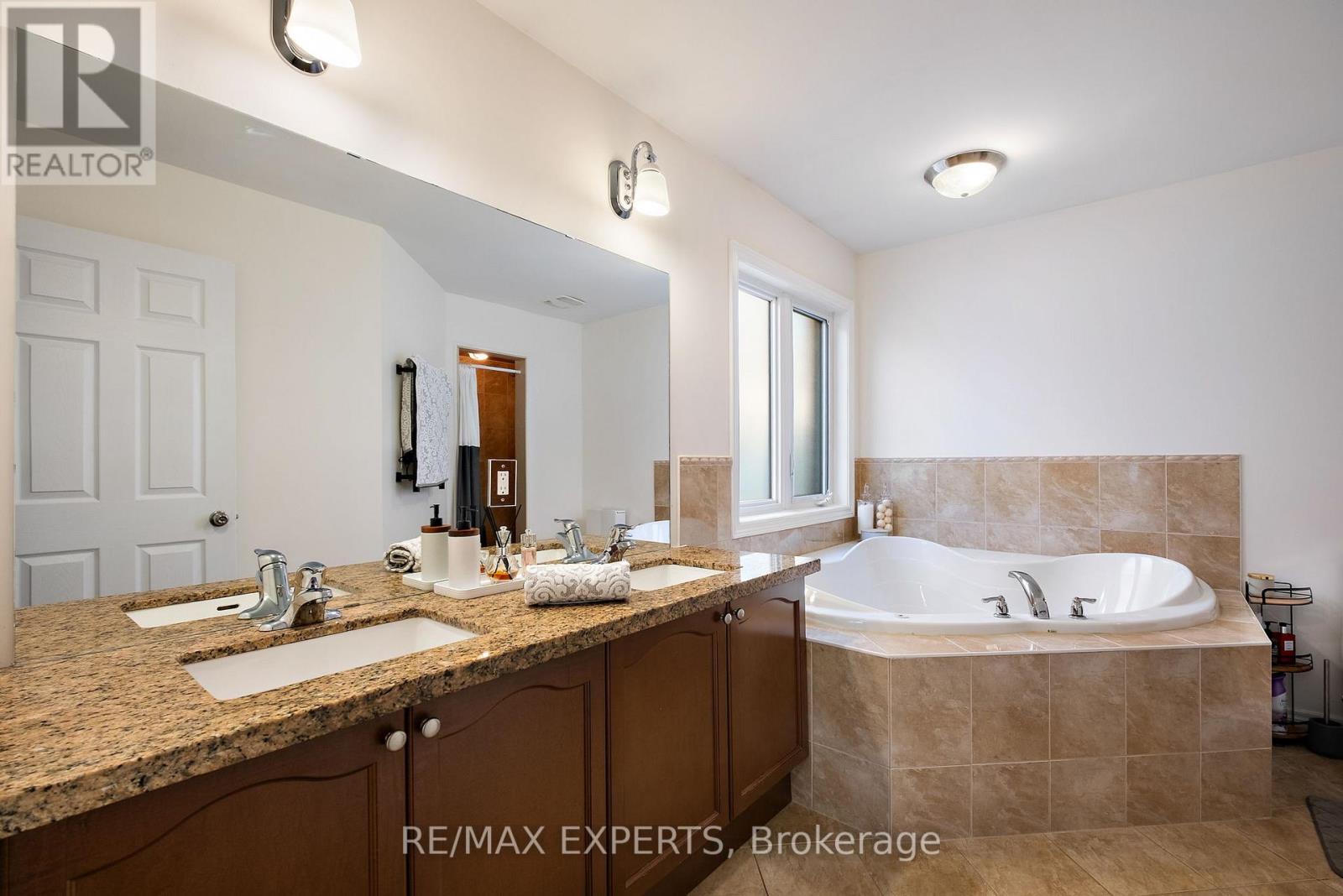 40 Heron Hollow Avenue, Richmond Hill (Oak Ridges), Ontario  L4E 0G9 - Photo 27 - N12417012