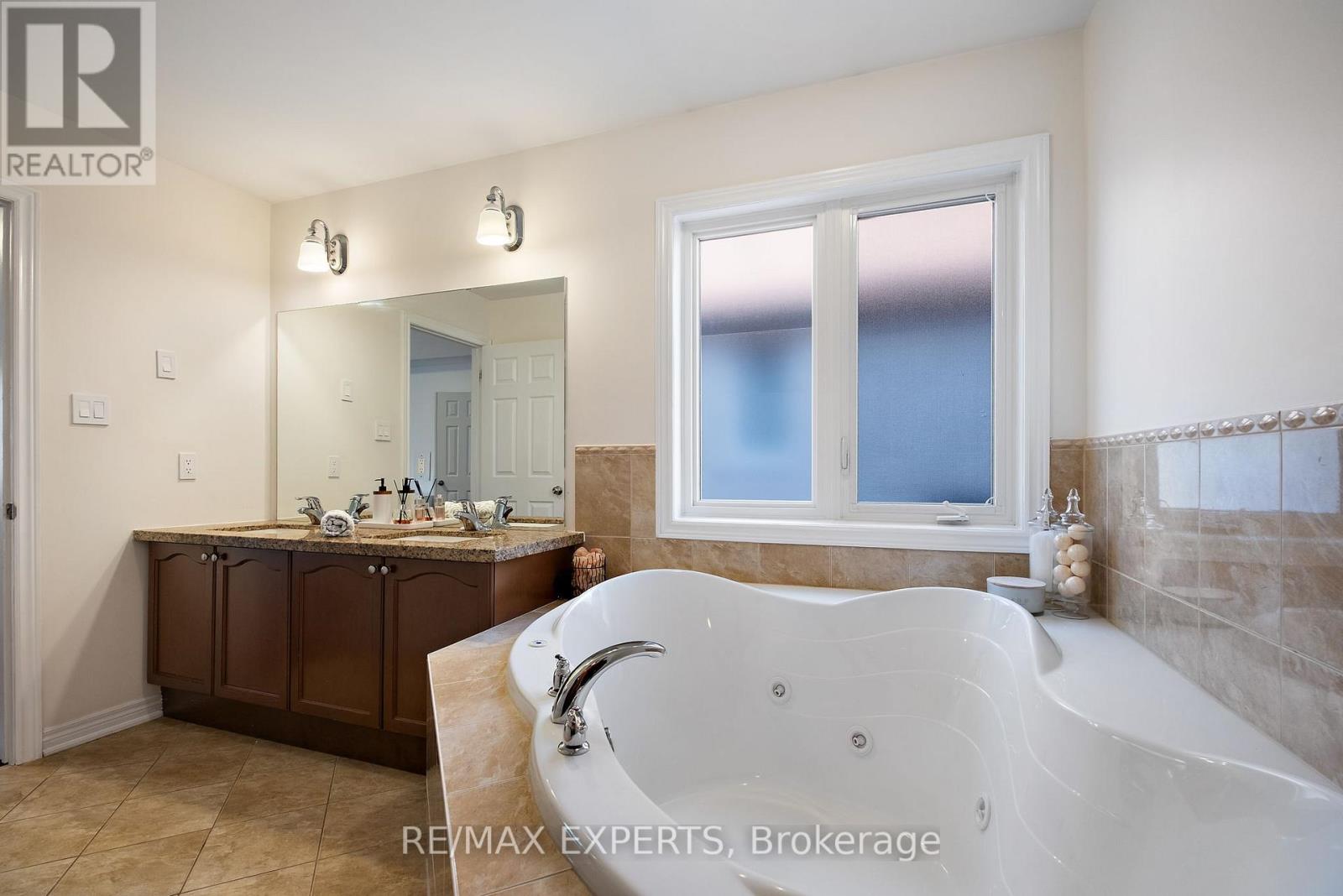 40 Heron Hollow Avenue, Richmond Hill (Oak Ridges), Ontario  L4E 0G9 - Photo 28 - N12417012