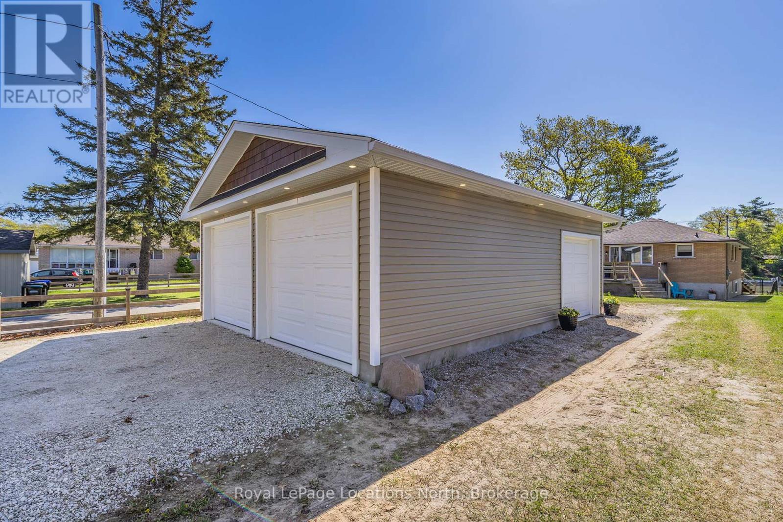 971 Mosley Street, Wasaga Beach, Ontario  L9Z 2G9 - Photo 2 - S12417068