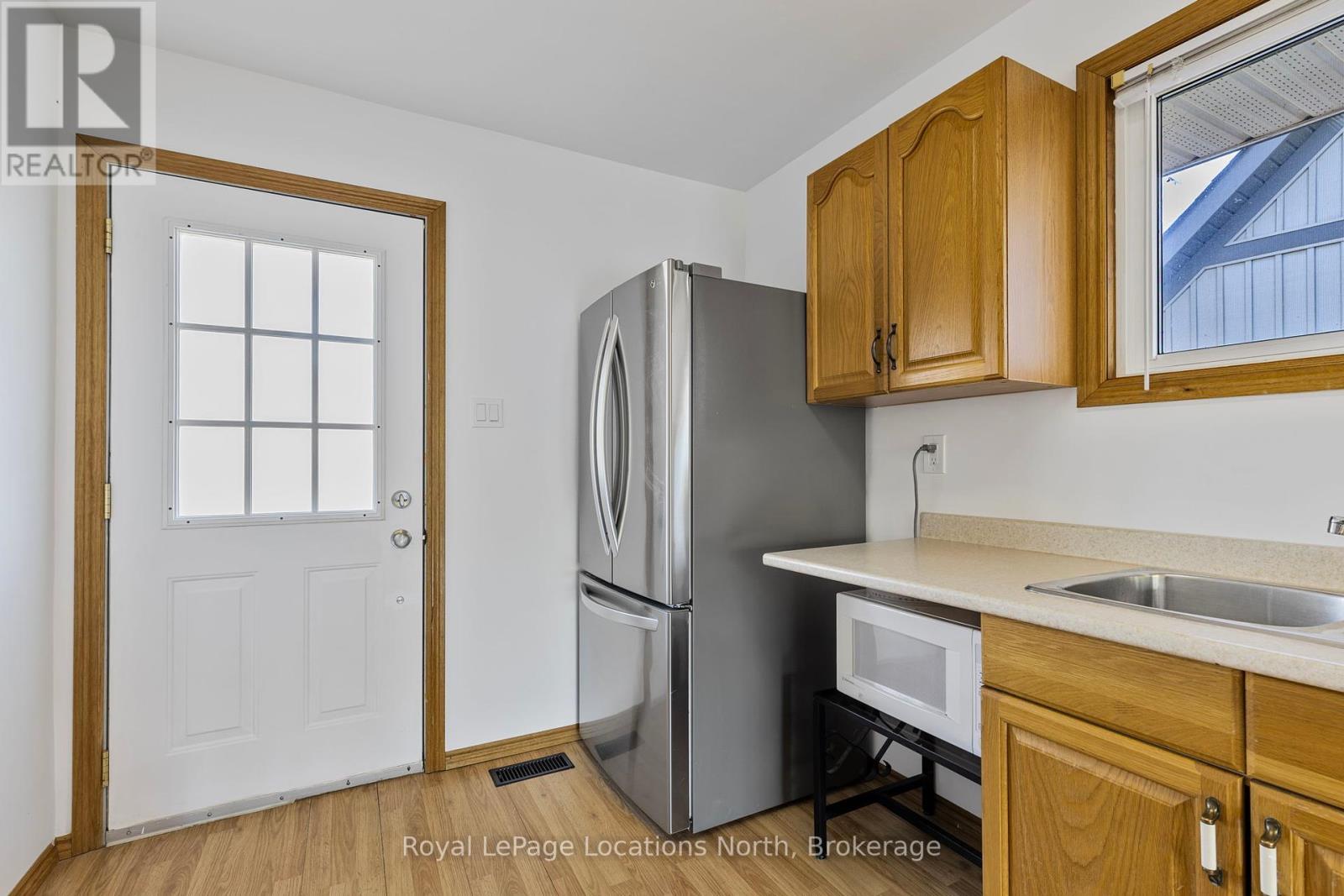 971 Mosley Street, Wasaga Beach, Ontario  L9Z 2G9 - Photo 6 - S12417068