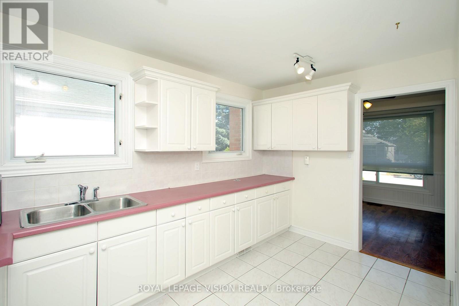 Upper - 696 Victory Drive, Pickering, Ontario  L1W 2S2 - Photo 11 - E12367369