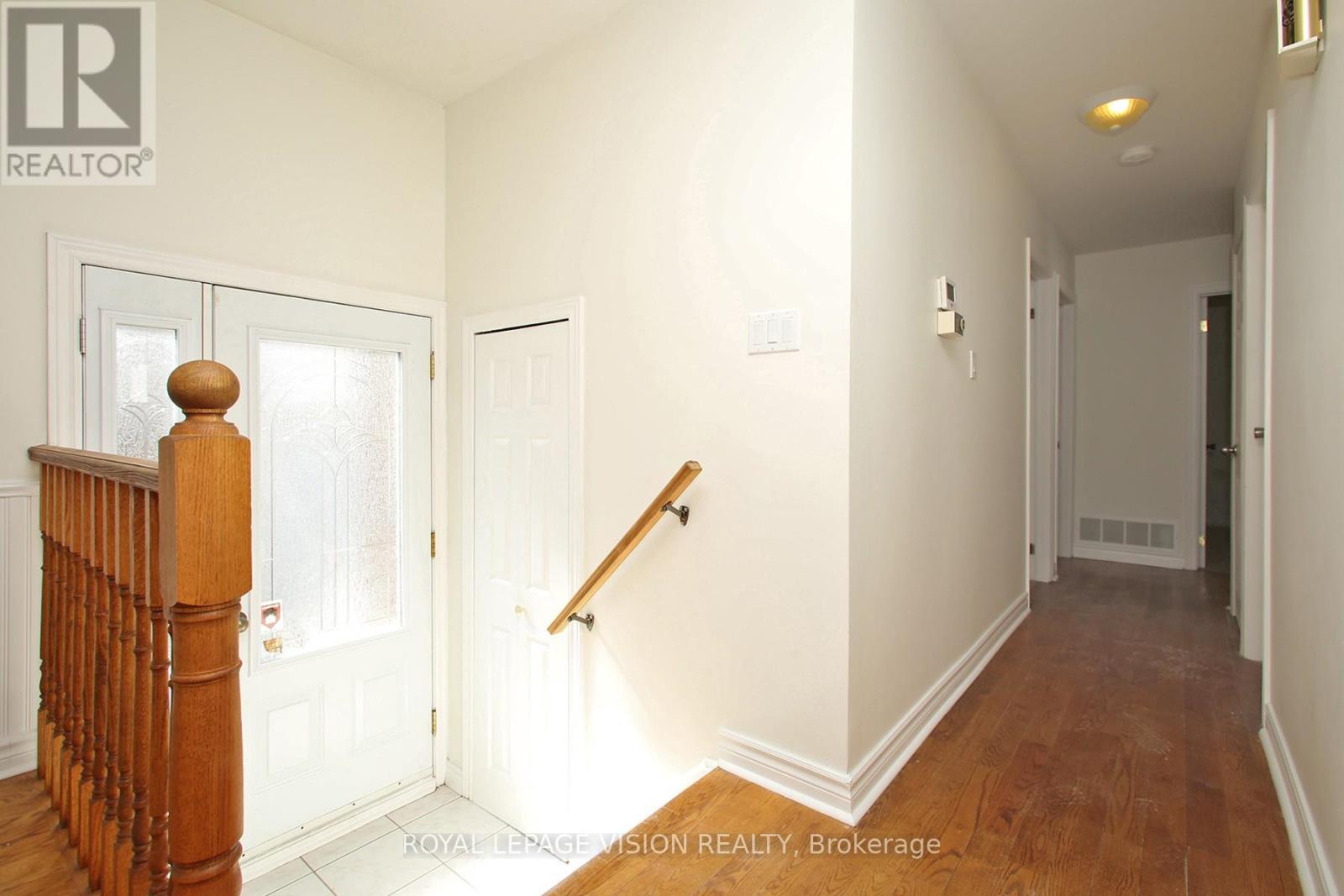 Upper - 696 Victory Drive, Pickering, Ontario  L1W 2S2 - Photo 4 - E12367369