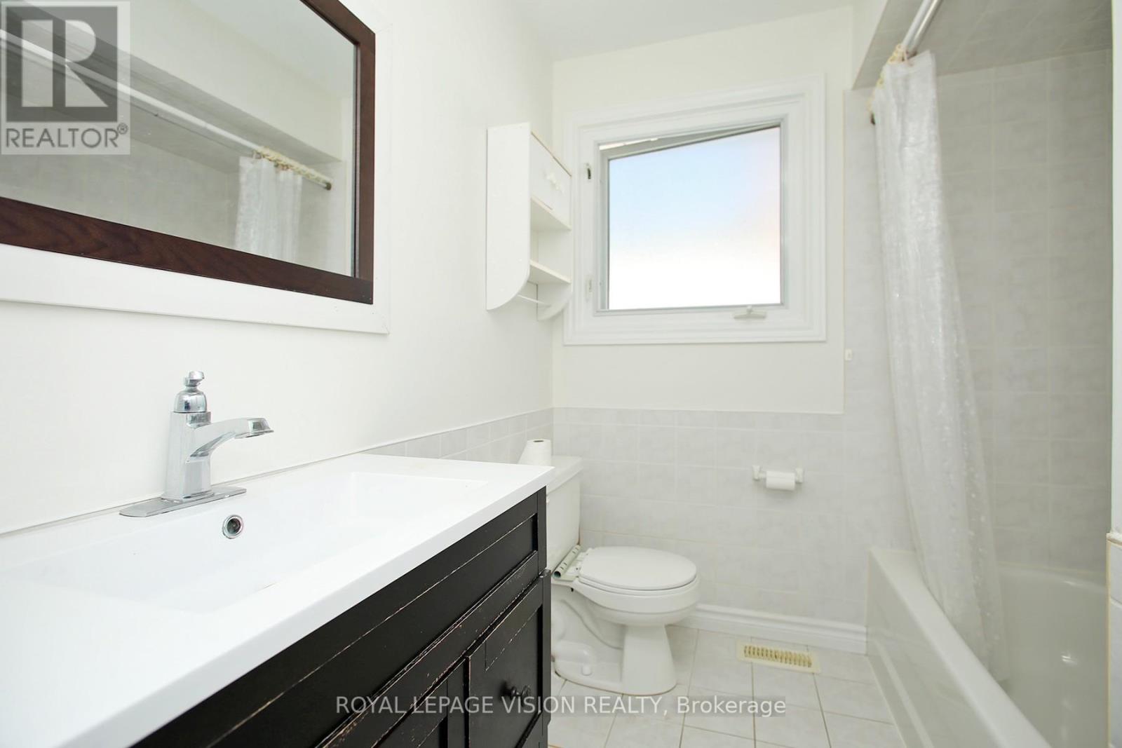 Upper - 696 Victory Drive, Pickering, Ontario  L1W 2S2 - Photo 19 - E12367369