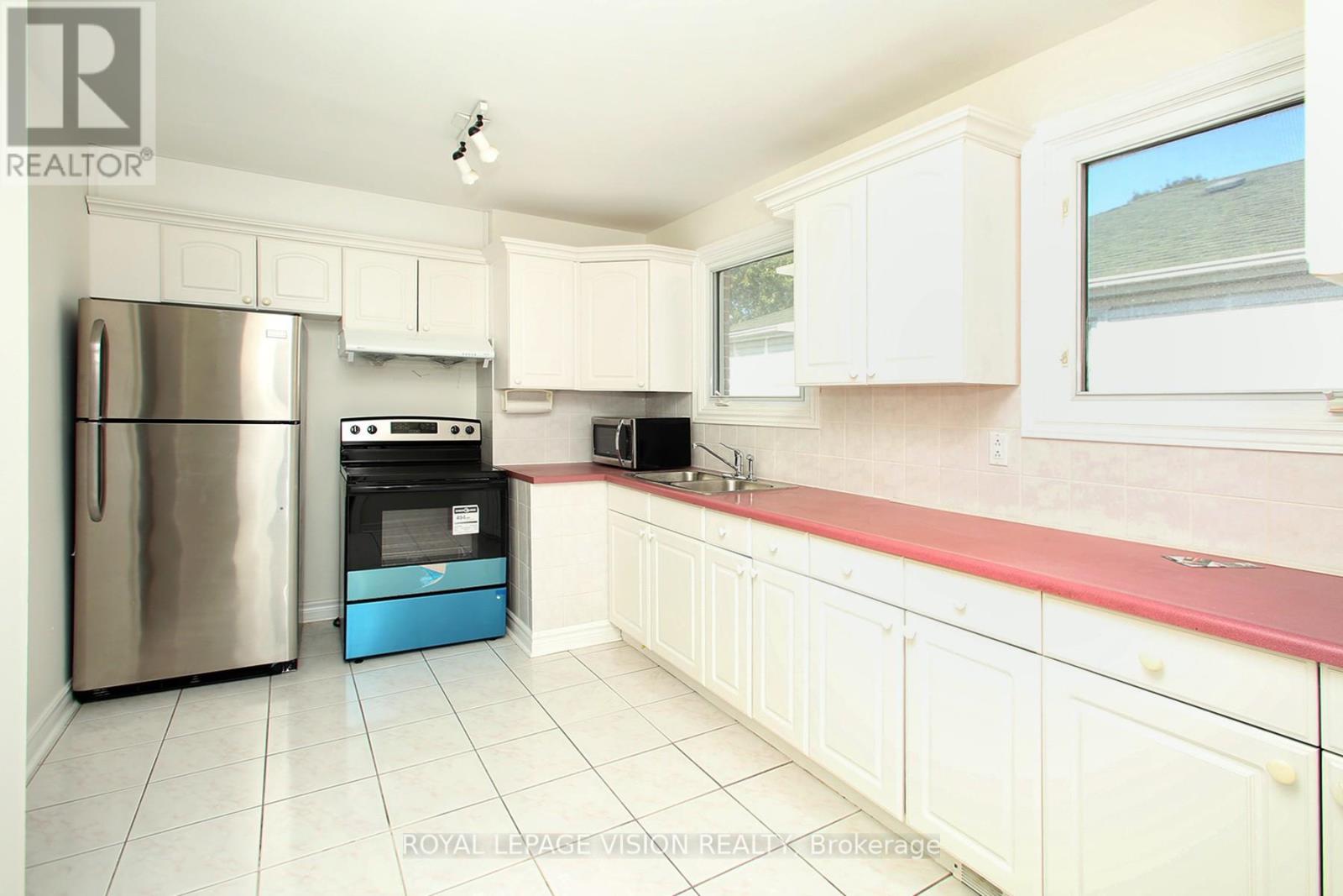 Upper - 696 Victory Drive, Pickering, Ontario  L1W 2S2 - Photo 8 - E12367369