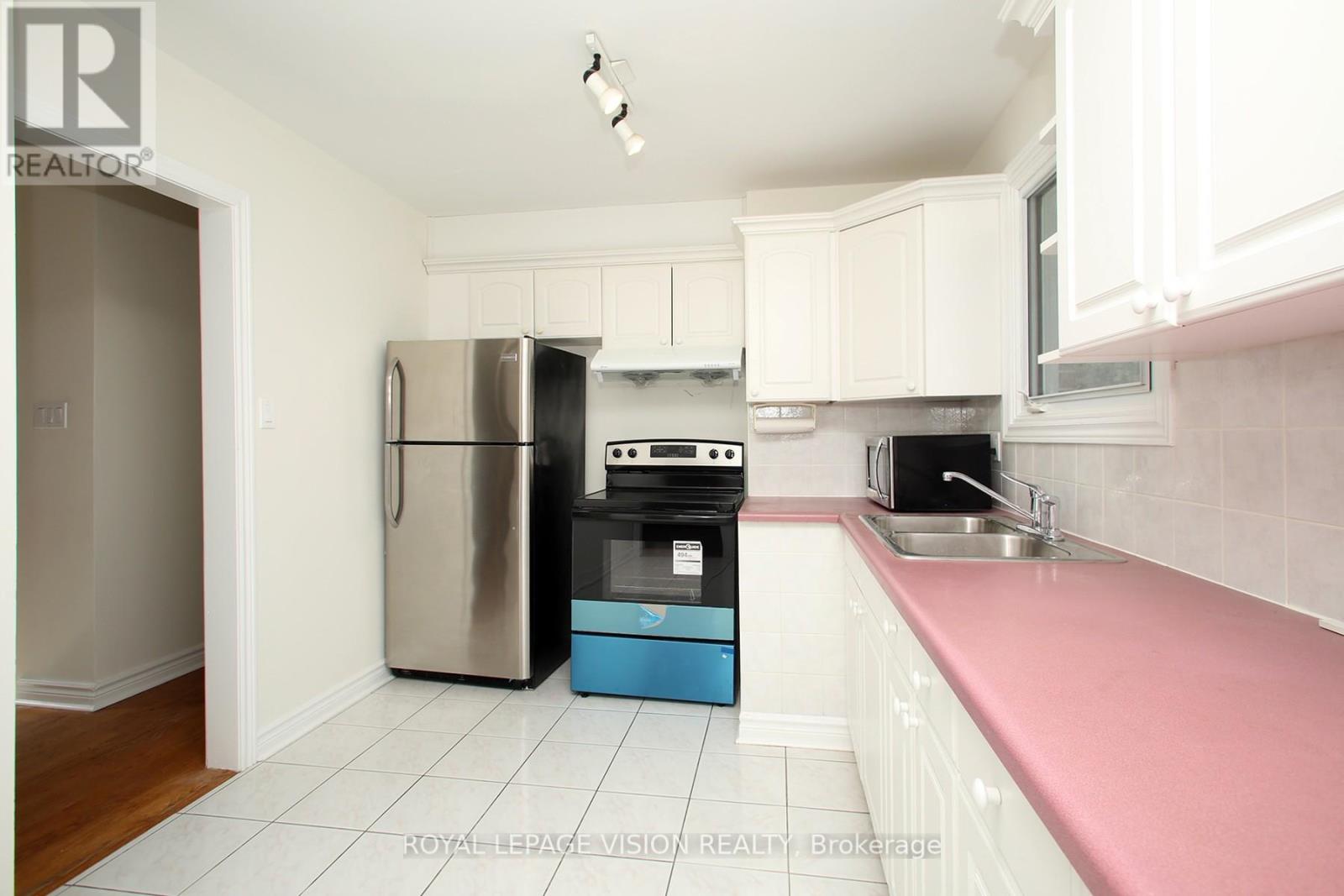 Upper - 696 Victory Drive, Pickering, Ontario  L1W 2S2 - Photo 9 - E12367369