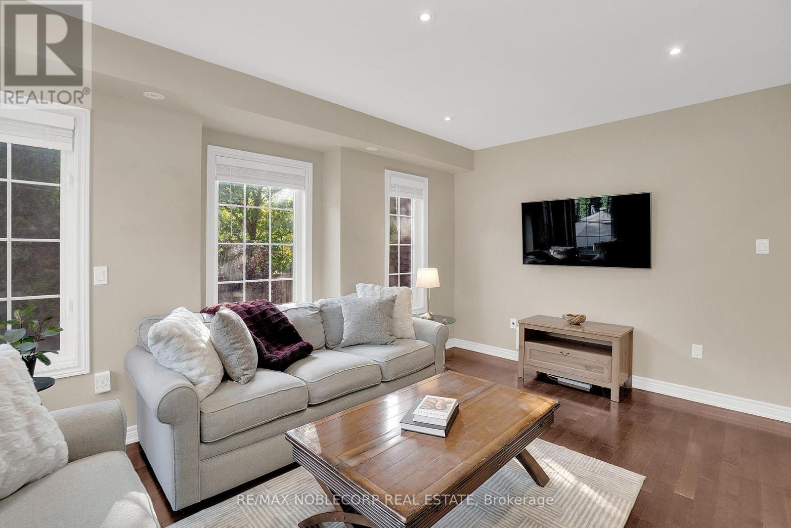 25 Aztec Court, Richmond Hill, Ontario  L4S 2W6 - Photo 12 - N12417050