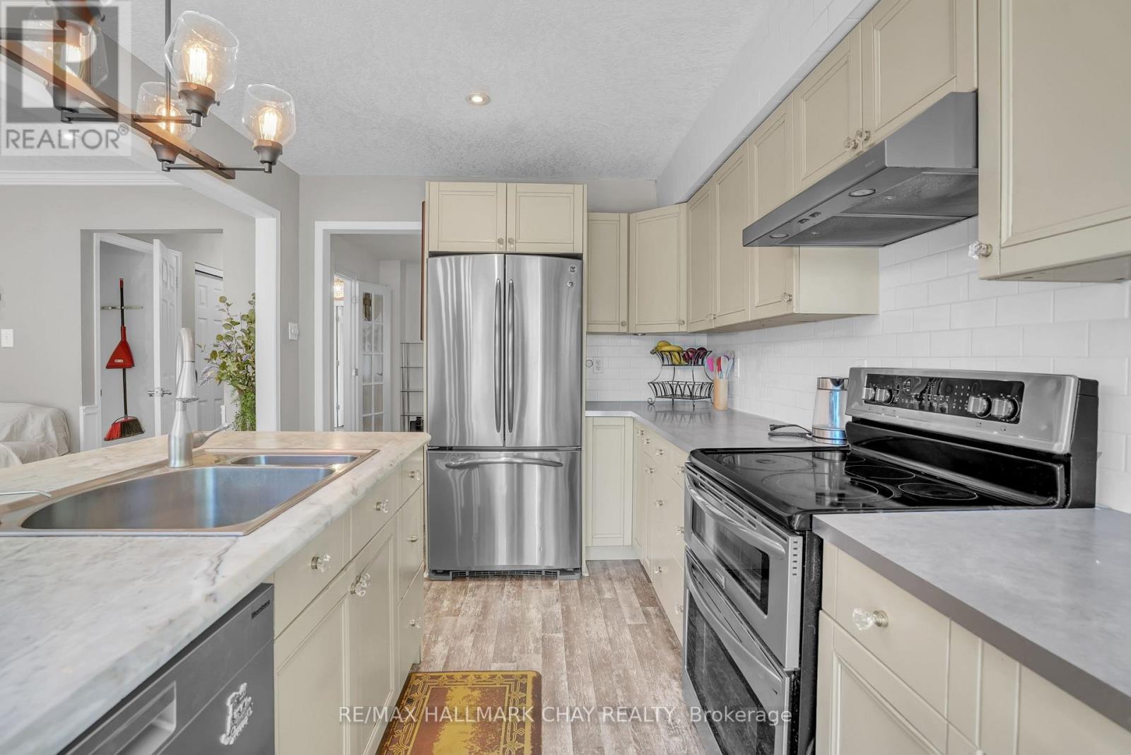 30 Rosenfeld Drive, Barrie, Ontario  L4M 5X2 - Photo 4 - S12417076