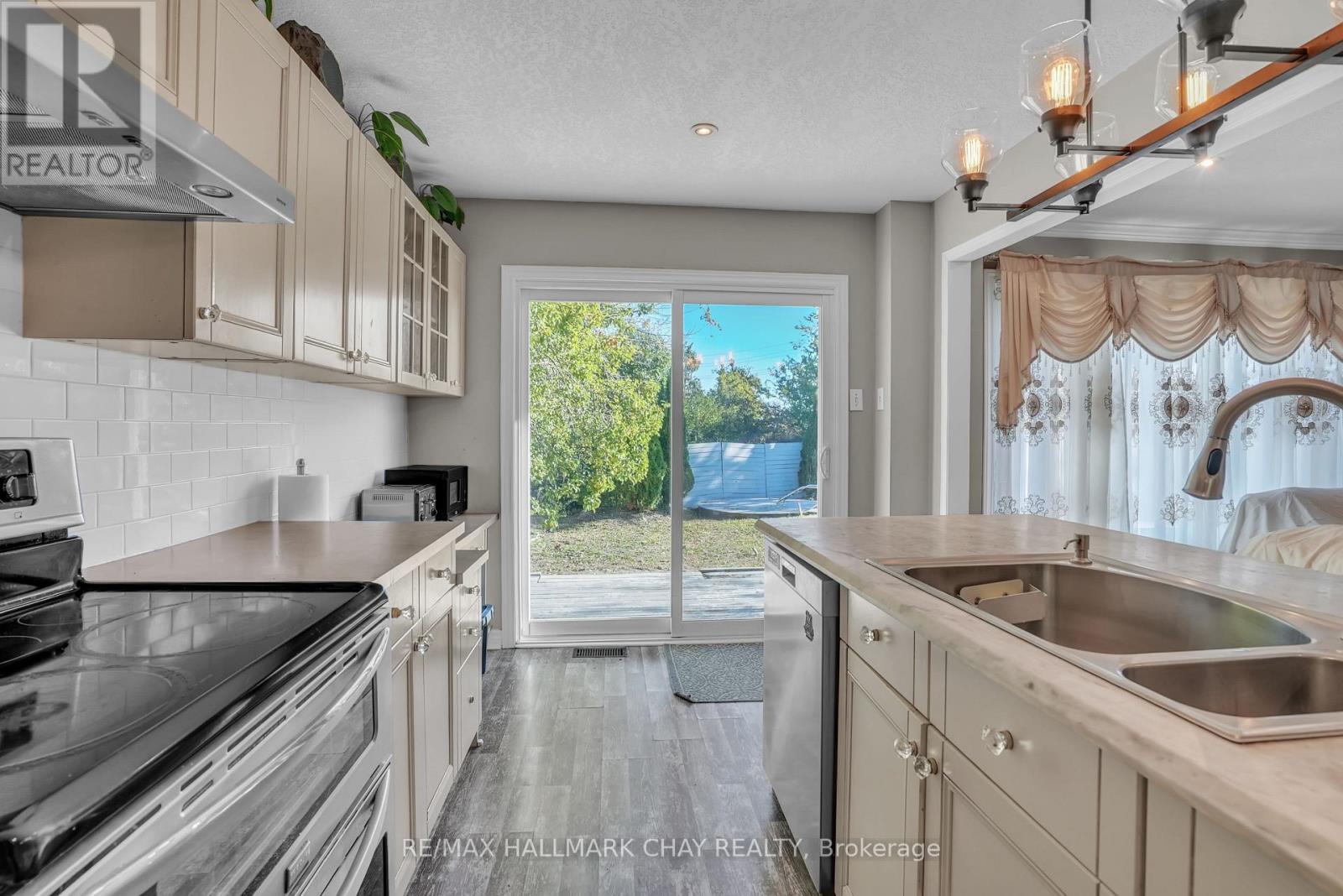 30 Rosenfeld Drive, Barrie, Ontario  L4M 5X2 - Photo 5 - S12417076