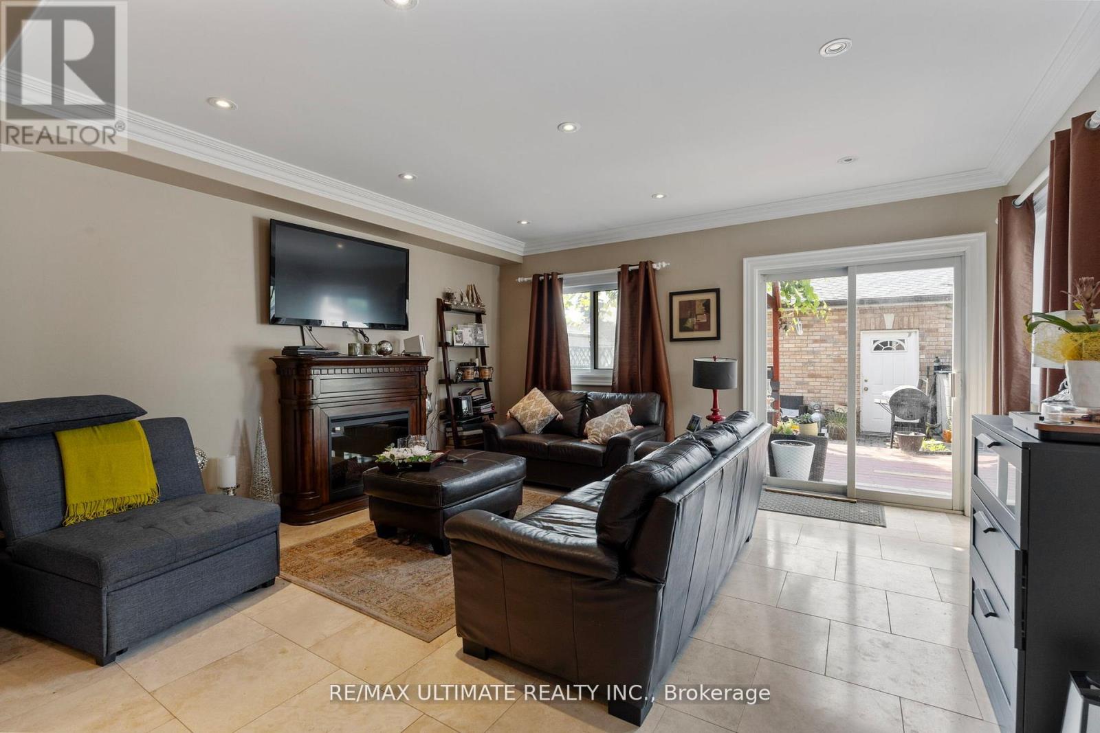 23 Seneca Avenue, Toronto, Ontario  M5J 2A4 - Photo 15 - W12417046