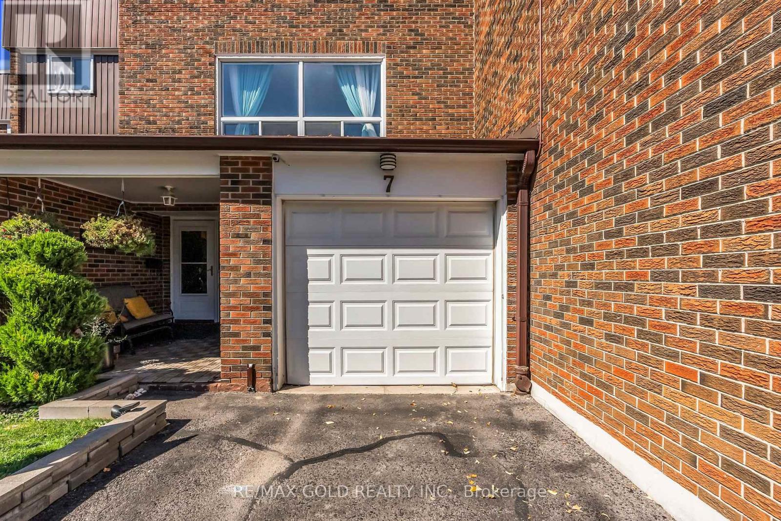 7 - 3065 Lenester Drive, Mississauga, Ontario  L5C 2B8 - Photo 3 - W12417055