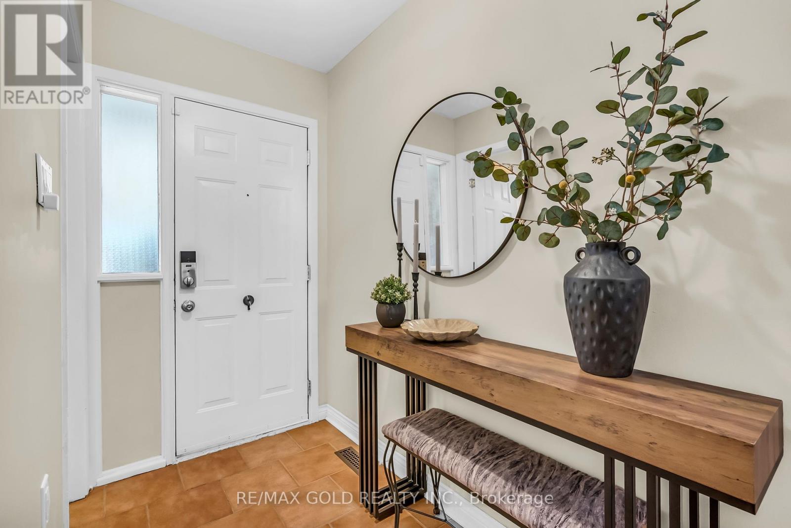 7 - 3065 Lenester Drive, Mississauga, Ontario  L5C 2B8 - Photo 5 - W12417055