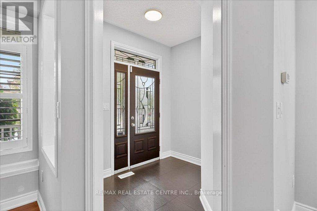 852 Bessy Trail, Milton (Co Coates), Ontario  L9T 0G8 - Photo 4 - W12417069