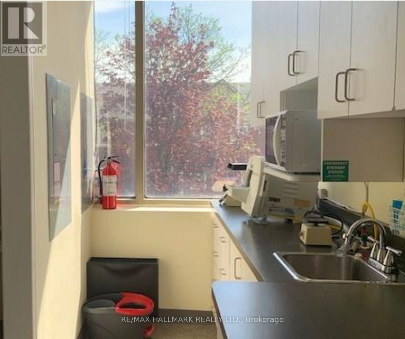 206 - 250 Harding Boulevard W, Richmond Hill, Ontario  L4C 9M7 - Photo 4 - N12417085