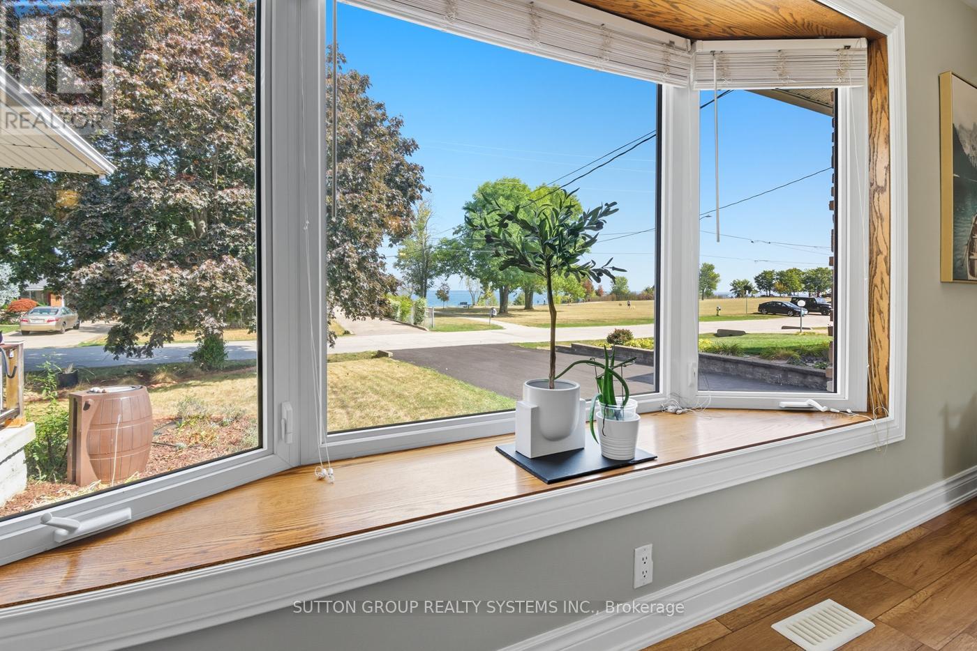 83 Lakeside Drive, Grimsby, Ontario  L3M 2L4 - Photo 4 - X12417116