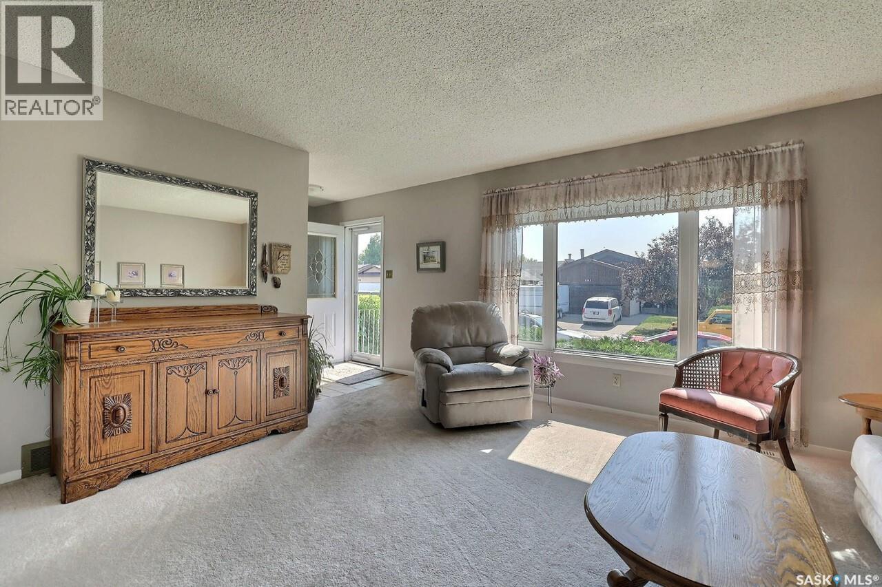3248 Maclachlan Crescent, Regina, Saskatchewan  S4R 8H5 - Photo 5 - SK018731
