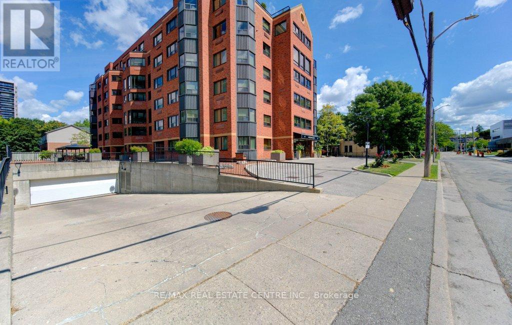 405 - 20 Ellen Street E, Kitchener, Ontario  N2H 6R7 - Photo 4 - X12417210