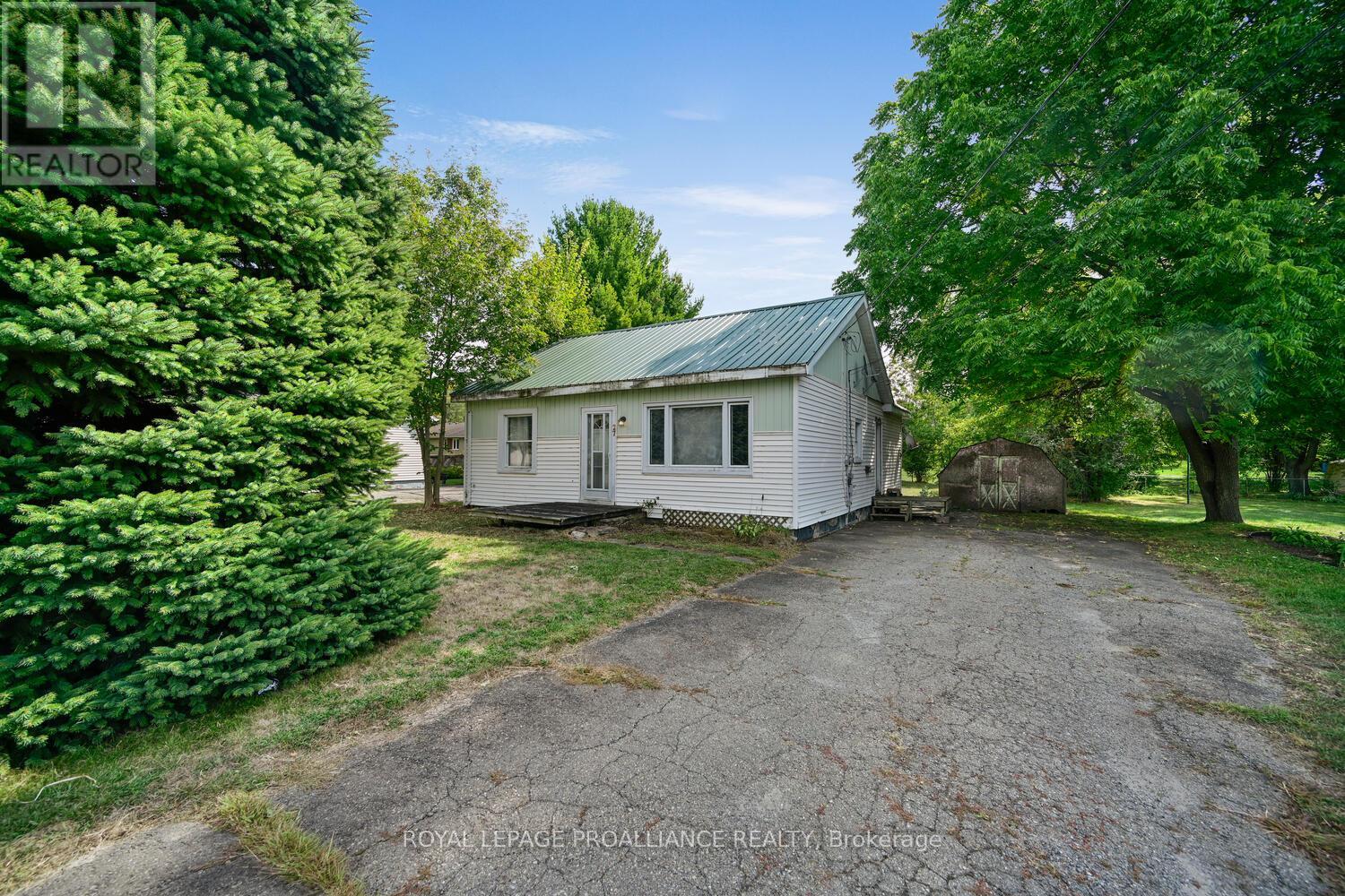 27 Broadway Avenue, Brockville, Ontario  K6V 1T9 - Photo 2 - X12417222