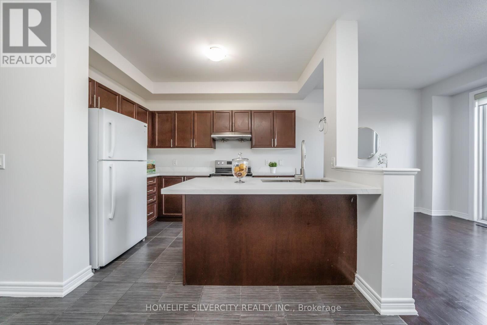 44 Davenfield Circle, Brampton, Ontario  L6P 2K7 - Photo 11 - W12417228