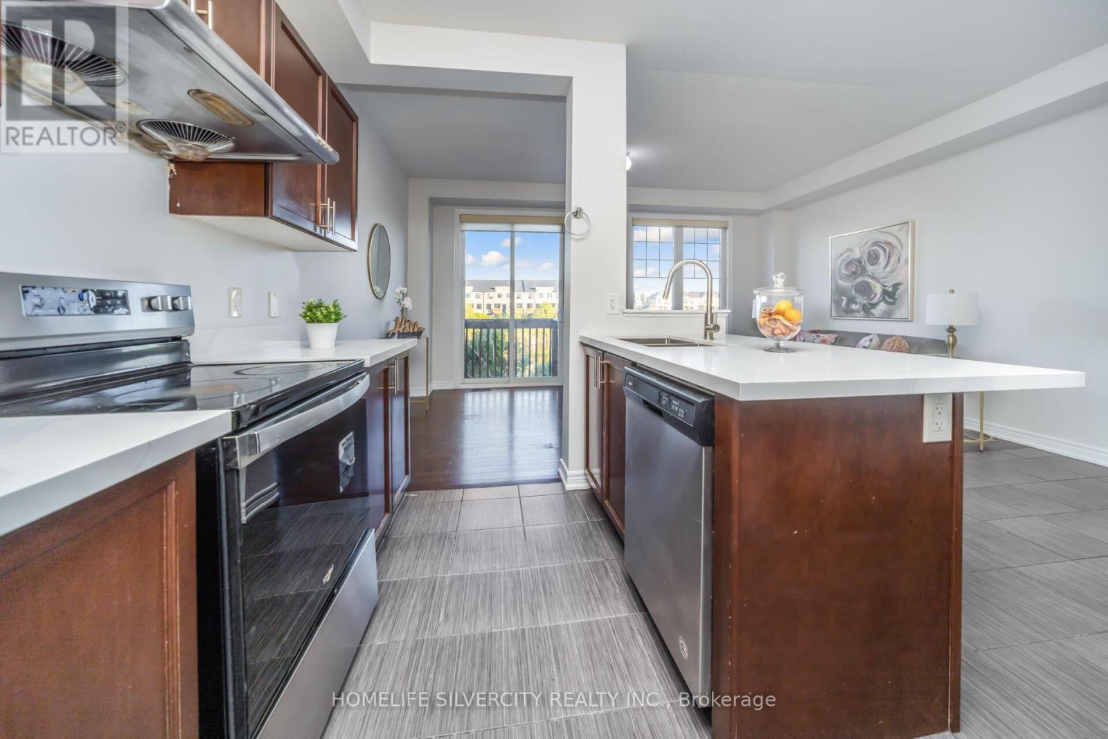 44 Davenfield Circle, Brampton, Ontario  L6P 2K7 - Photo 12 - W12417228