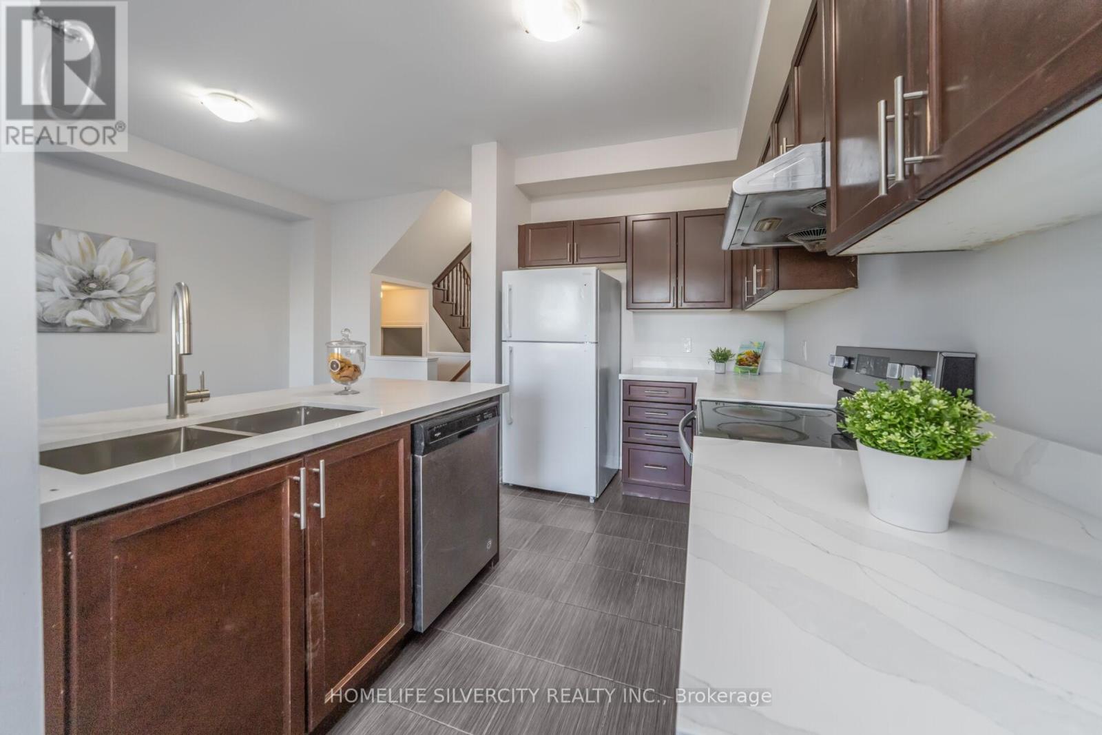 44 Davenfield Circle, Brampton, Ontario  L6P 2K7 - Photo 14 - W12417228