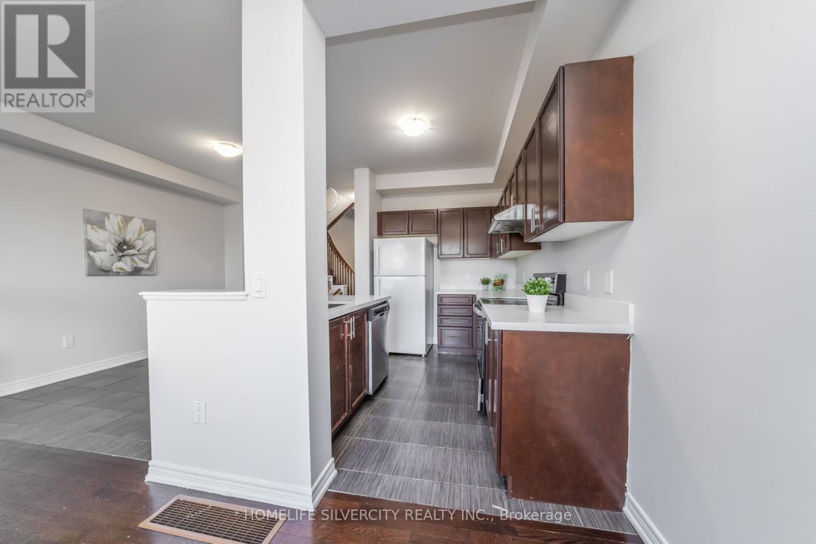 44 Davenfield Circle, Brampton, Ontario  L6P 2K7 - Photo 15 - W12417228