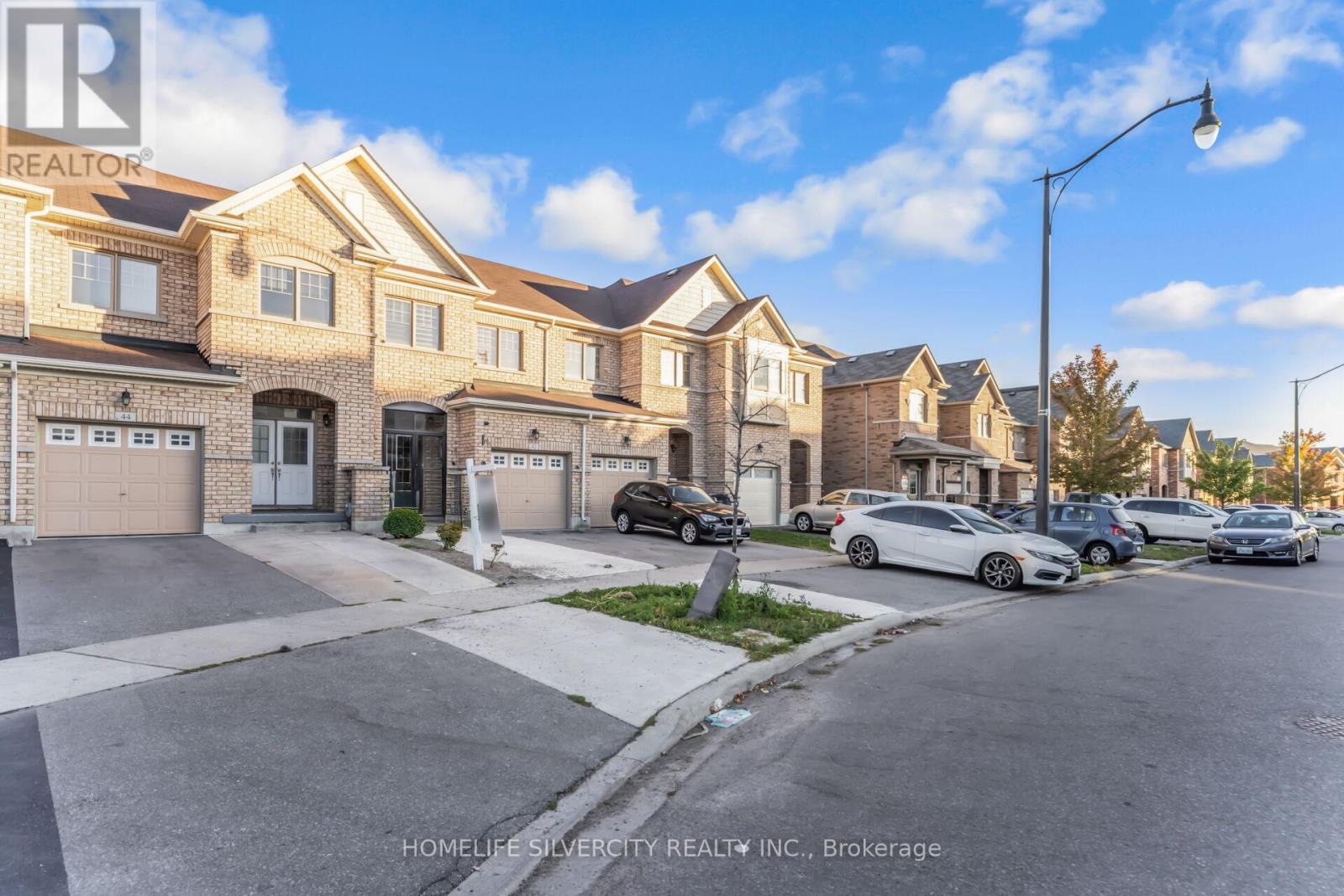44 Davenfield Circle, Brampton, Ontario  L6P 2K7 - Photo 2 - W12417228