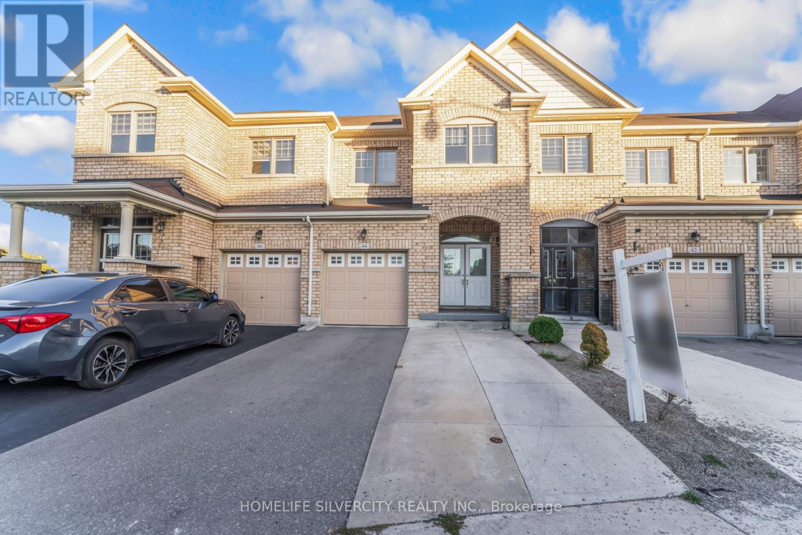 44 Davenfield Circle, Brampton, Ontario  L6P 2K7 - Photo 3 - W12417228