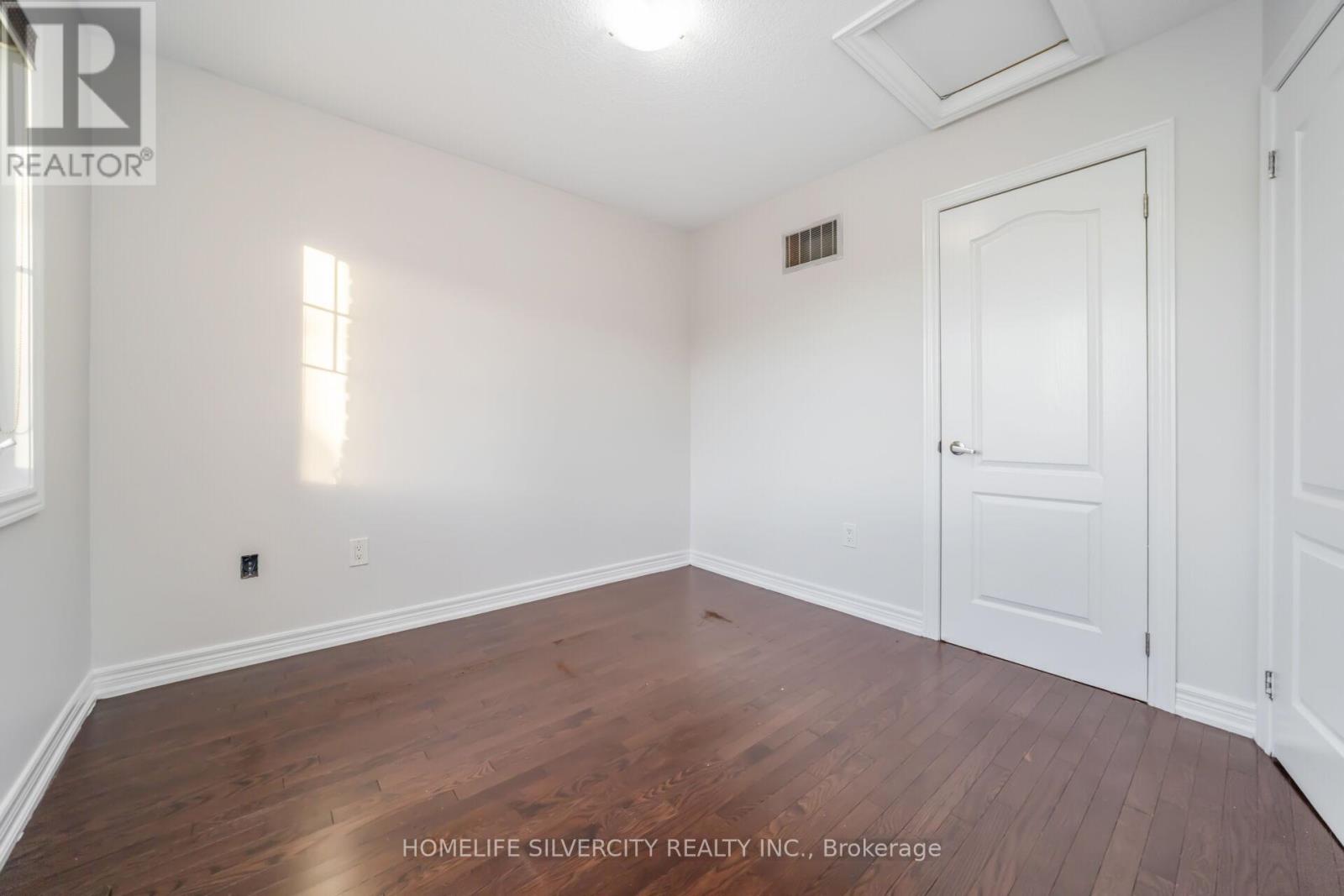 44 Davenfield Circle, Brampton, Ontario  L6P 2K7 - Photo 32 - W12417228