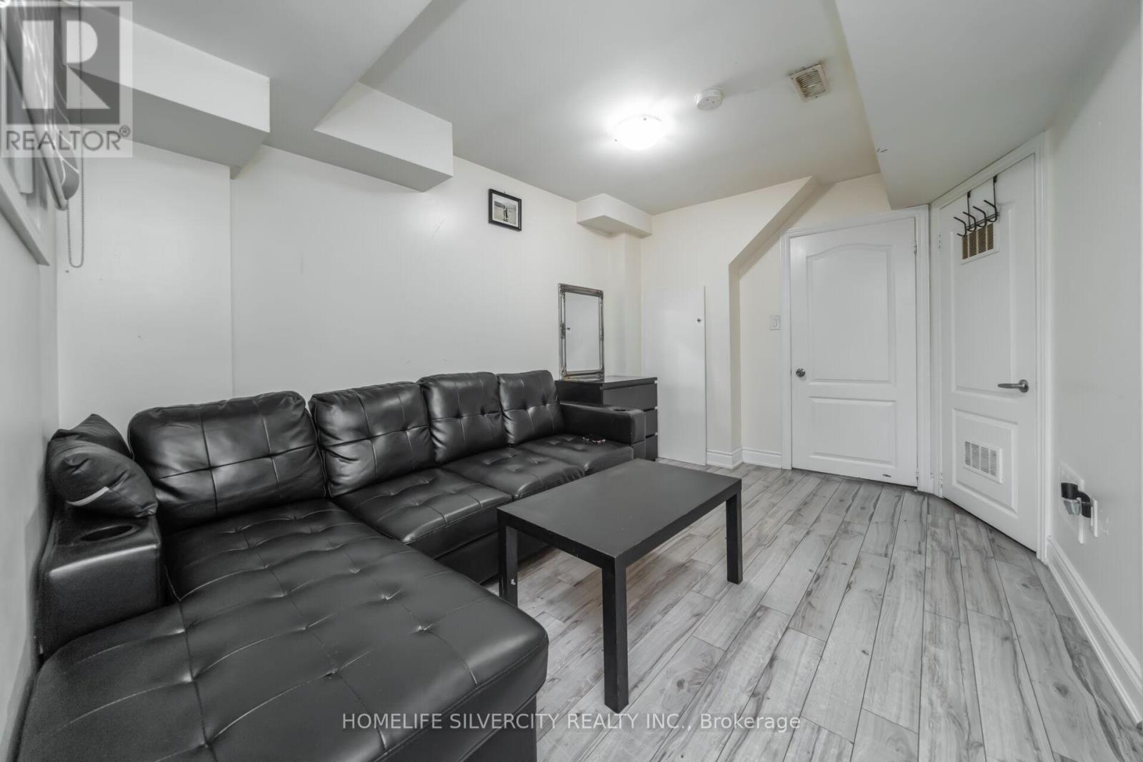 44 Davenfield Circle, Brampton, Ontario  L6P 2K7 - Photo 38 - W12417228