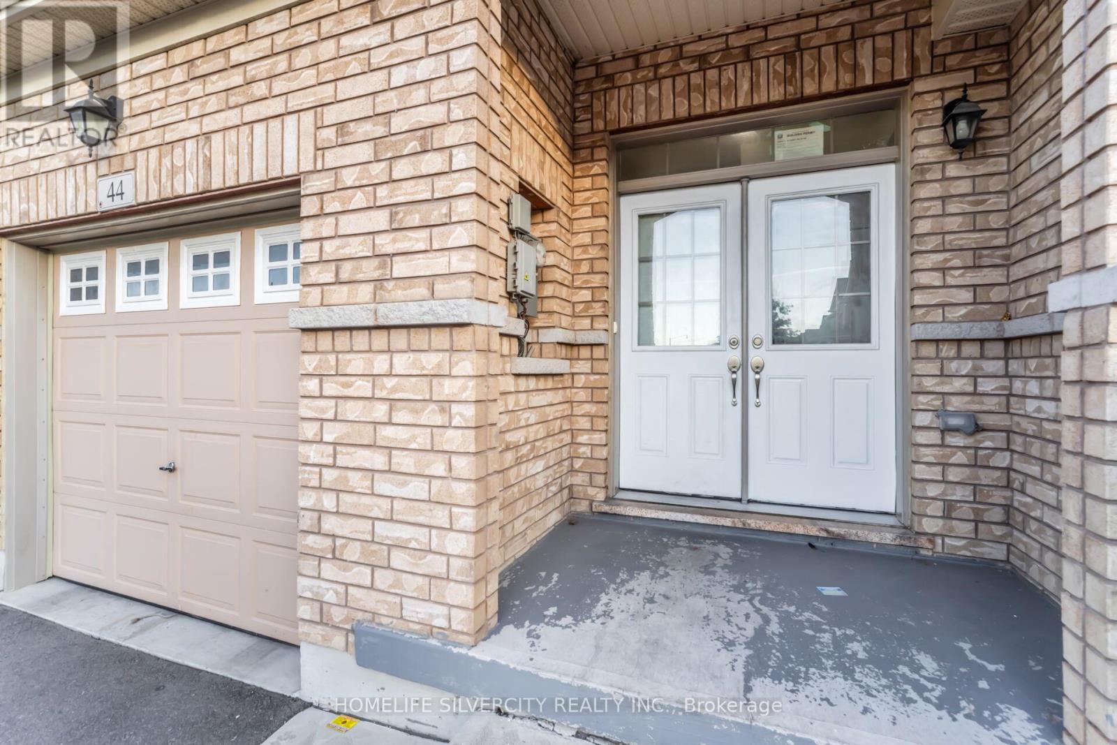 44 Davenfield Circle, Brampton, Ontario  L6P 2K7 - Photo 4 - W12417228