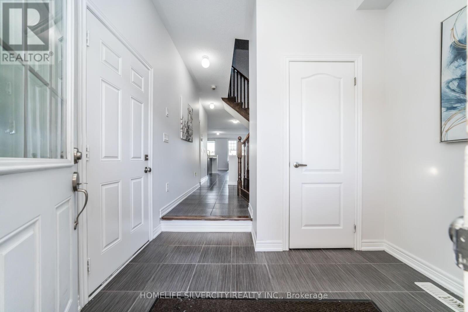 44 Davenfield Circle, Brampton, Ontario  L6P 2K7 - Photo 5 - W12417228
