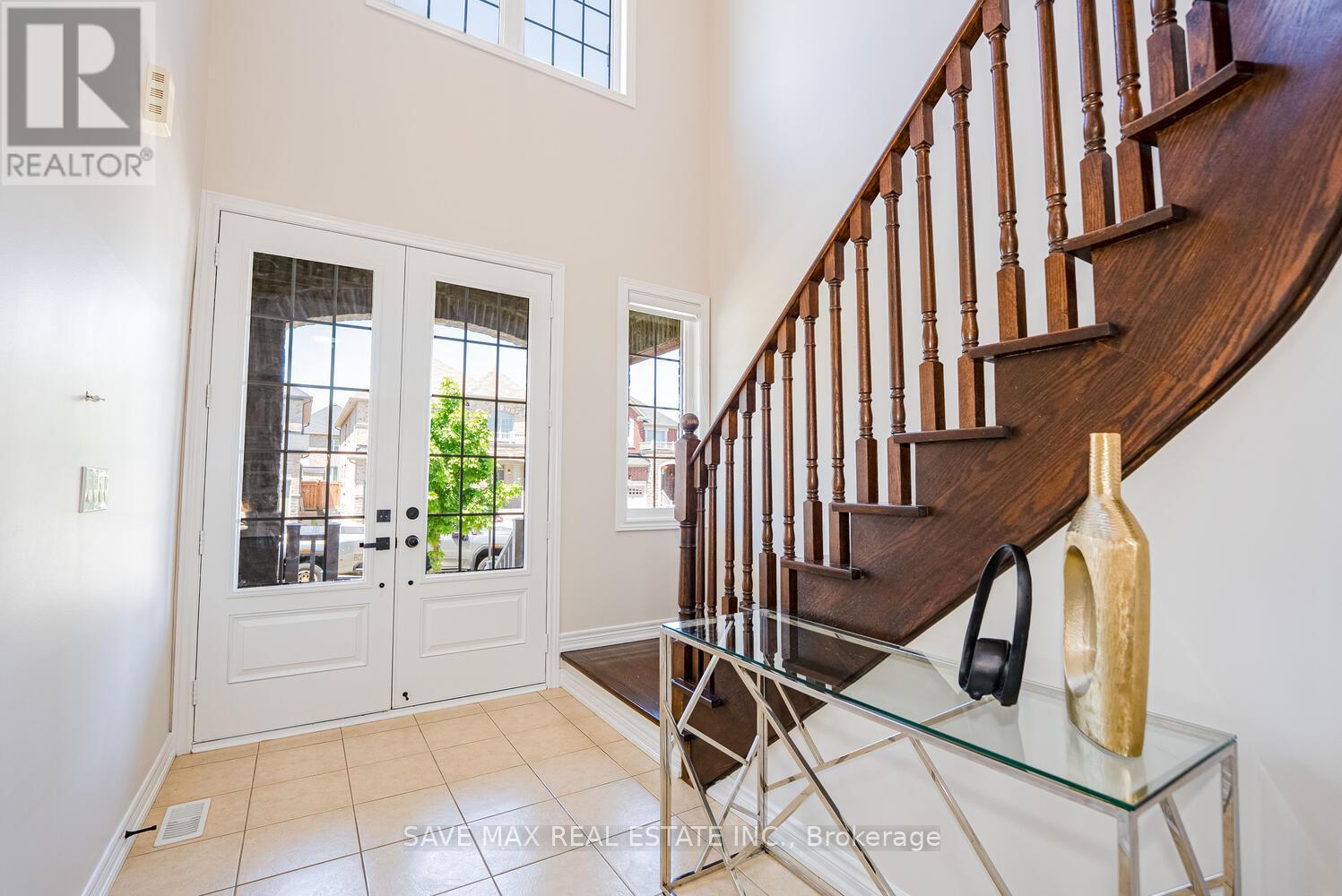 4 Hanbury Crescent, Brampton, Ontario  L6X 5N6 - Photo 3 - W12417230