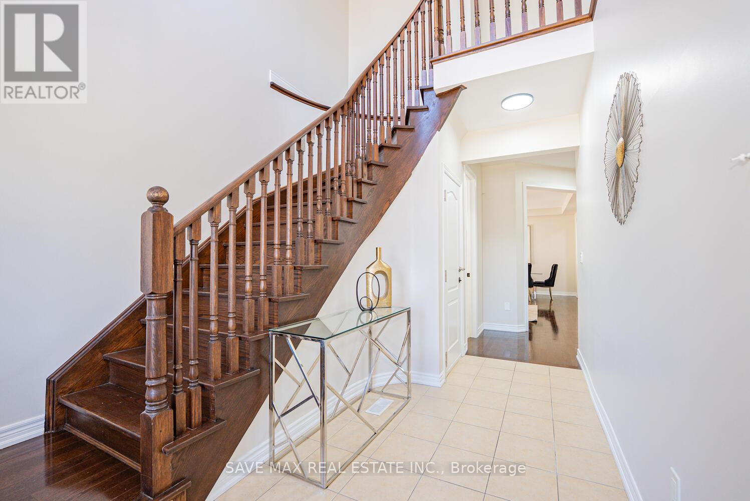 4 Hanbury Crescent, Brampton, Ontario  L6X 5N6 - Photo 4 - W12417230