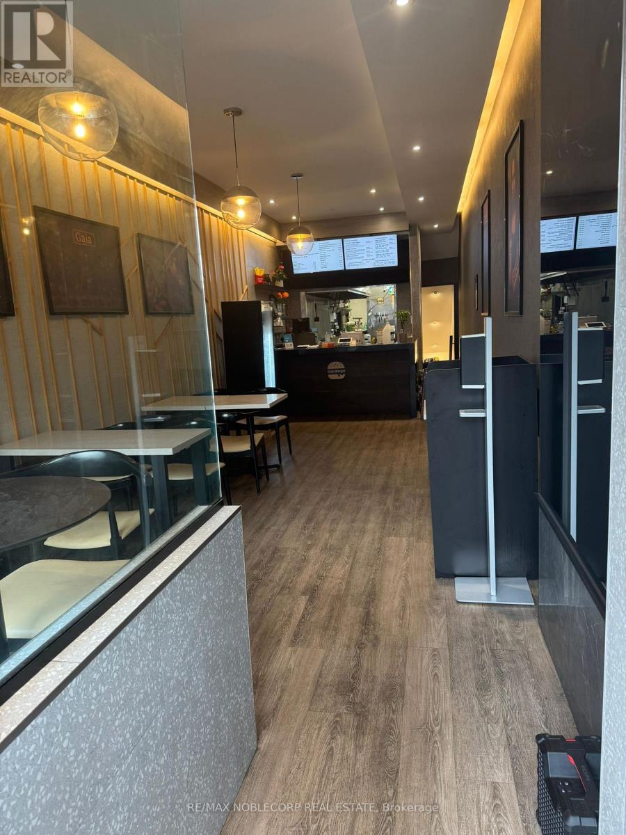 671 QUEEN STREET W, Toronto, Ontario