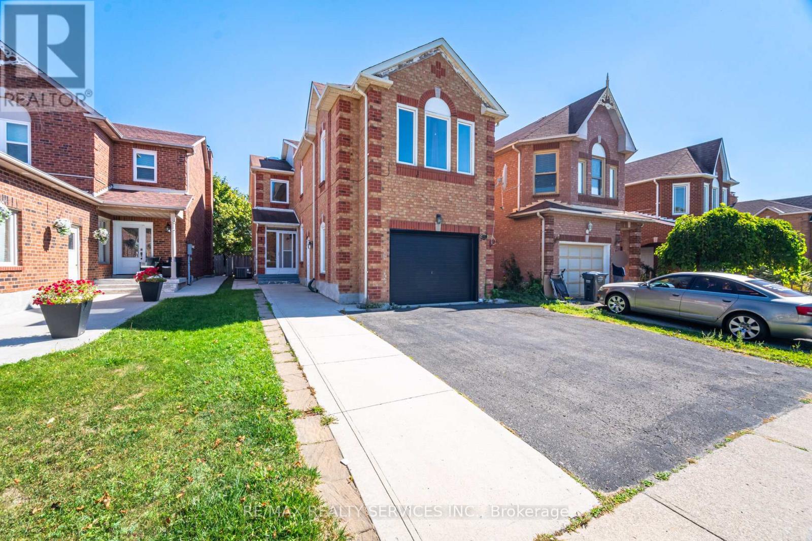 120 Leeward Drive, Brampton, Ontario  L6S 5V9 - Photo 4 - W12417292