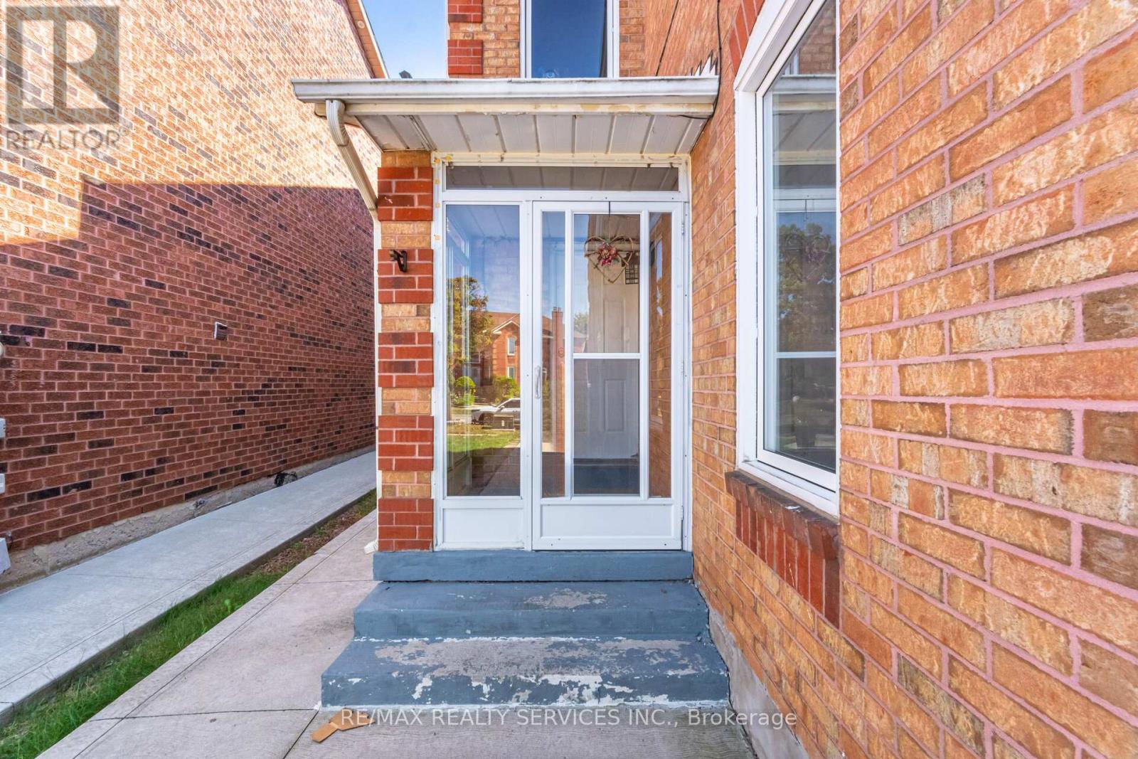 120 Leeward Drive, Brampton, Ontario  L6S 5V9 - Photo 5 - W12417292