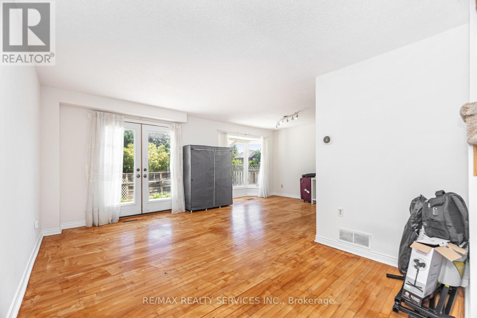 120 Leeward Drive, Brampton, Ontario  L6S 5V9 - Photo 7 - W12417292