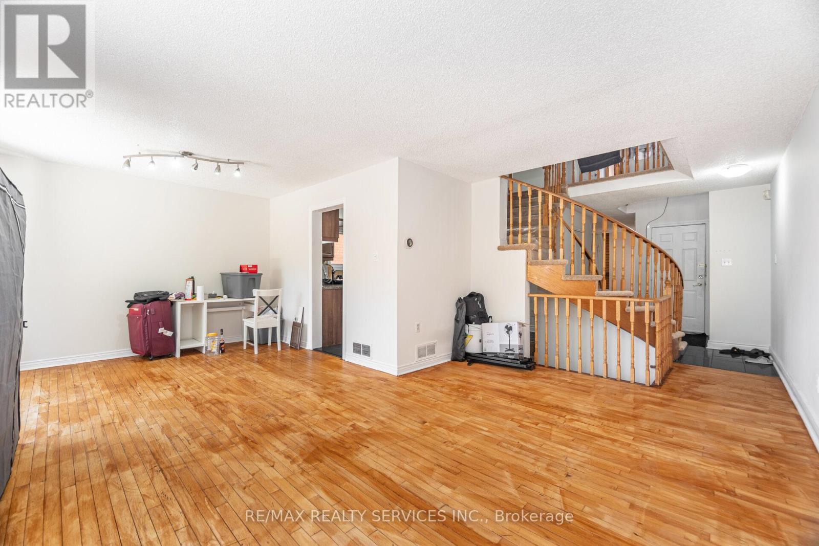 120 Leeward Drive, Brampton, Ontario  L6S 5V9 - Photo 8 - W12417292