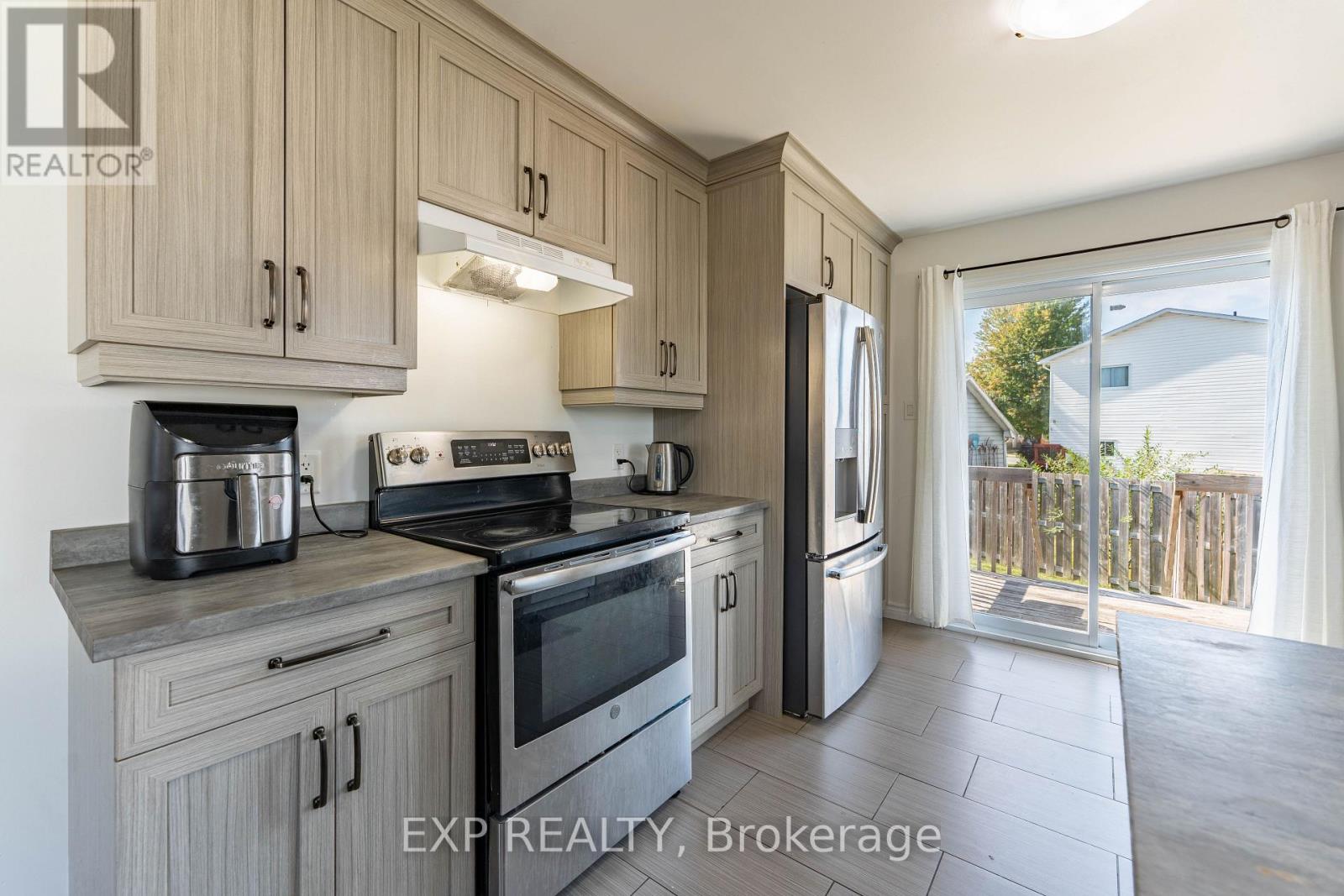 11 Place Madeleine Place, The Nation, Ontario  K0C 2B0 - Photo 12 - X12417339