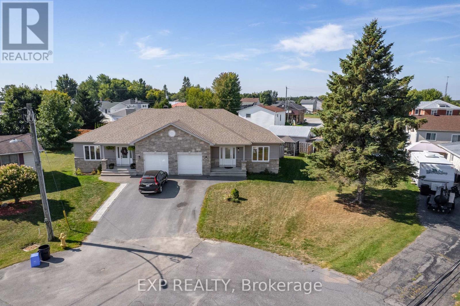 11 Place Madeleine Place, The Nation, Ontario  K0C 2B0 - Photo 2 - X12417339