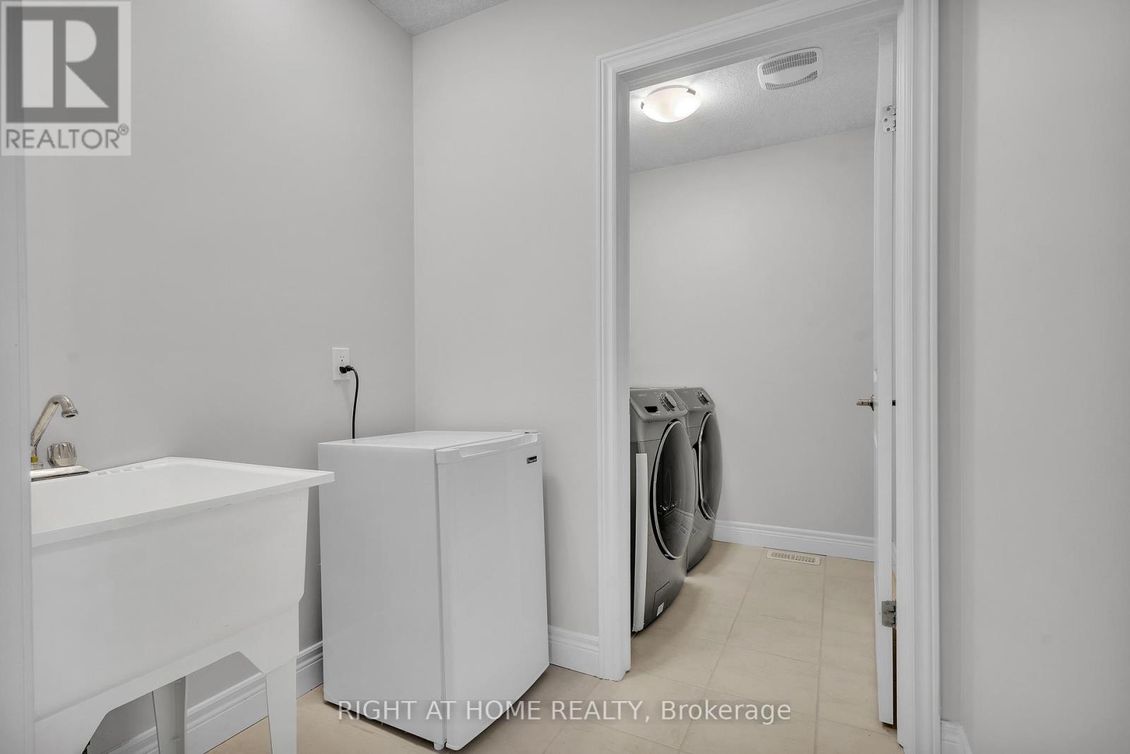 321 Carriage Way, Waterloo, Ontario  N2K 0C2 - Photo 31 - X12417316