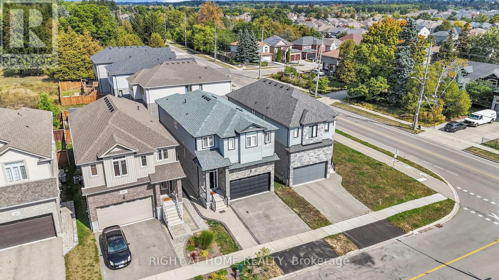 321 Carriage Way, Waterloo, Ontario  N2K 0C2 - Photo 4 - X12417316