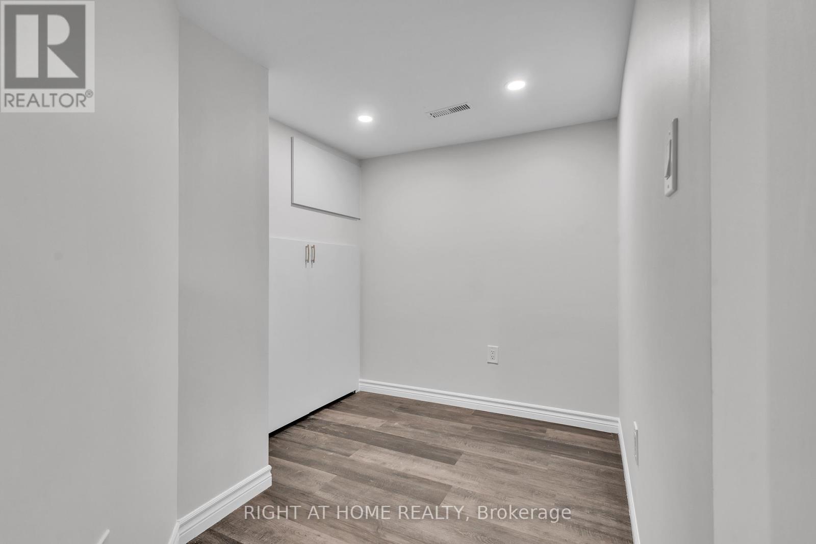 321 Carriage Way, Waterloo, Ontario  N2K 0C2 - Photo 48 - X12417316