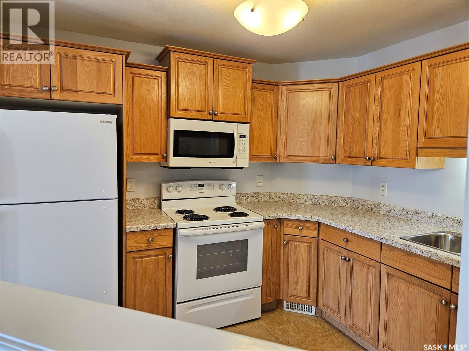 302 3946 Robinson Street, Regina, Saskatchewan  S4S 3C8 - Photo 3 - SK018678