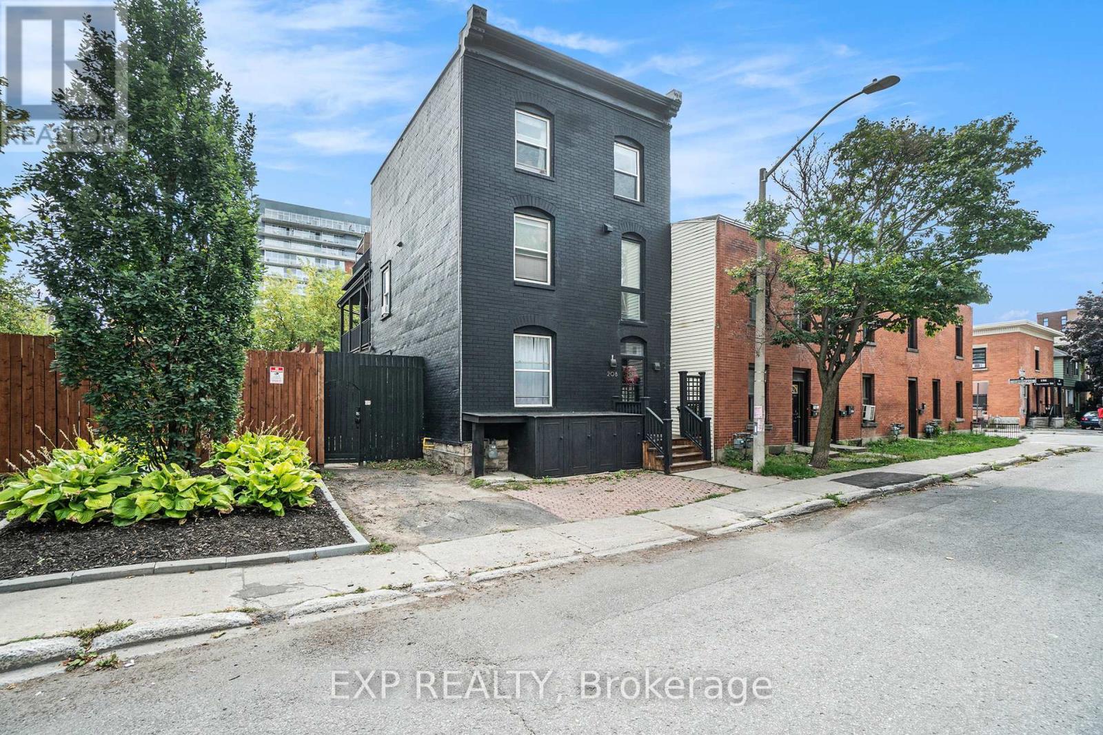 208 Clarence Street, Ottawa, Ontario  K1N 5R1 - Photo 3 - X12417354