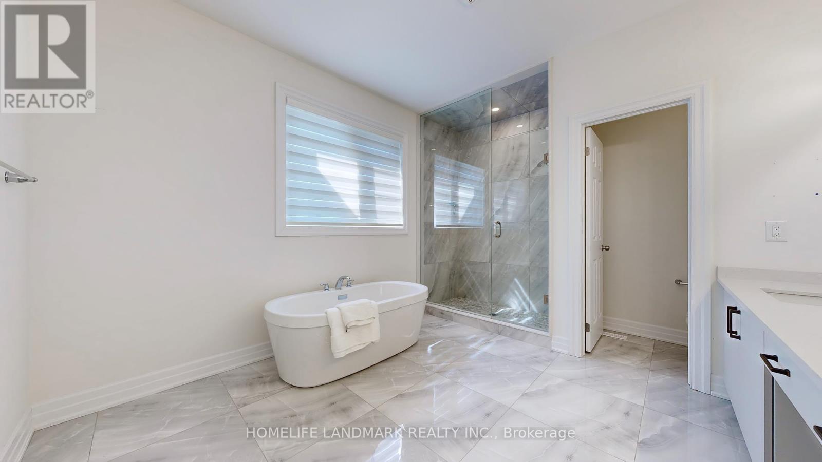 16 Slater Court, East Gwillimbury (Sharon), Ontario  L9N 0P8 - Photo 27 - N12417345